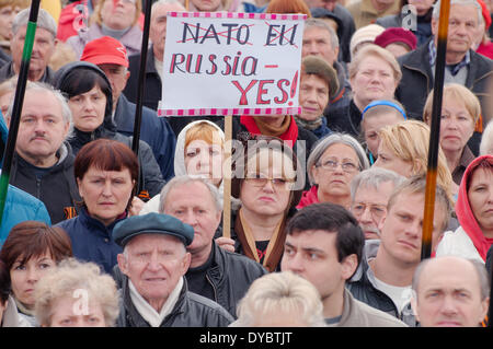 Odessa, Ucraina. Aprile 13, 2014. L'Assemblea popolare Antimaidan - 'campo di Kulikovo'. Questa dimostrazione nel campo di Kulikovo, Odessa, Ucraina (l'Ucraina del sud), per un referendum sul federalization dell'Ucraina. Contro il nuovo governo di Kiev. Contro il fascismo nazionale. Credito: Andrey Nekrasov/Alamy Live News Foto Stock