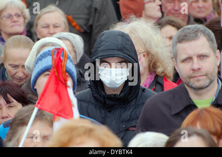 Odessa, Ucraina. Aprile 13, 2014. L'Assemblea popolare Antimaidan - 'campo di Kulikovo'. Questa dimostrazione nel campo di Kulikovo, Odessa, Ucraina (l'Ucraina del sud), per un referendum sul federalization dell'Ucraina. Contro il nuovo governo di Kiev. Contro il fascismo nazionale. Credito: Andrey Nekrasov/Alamy Live News Foto Stock