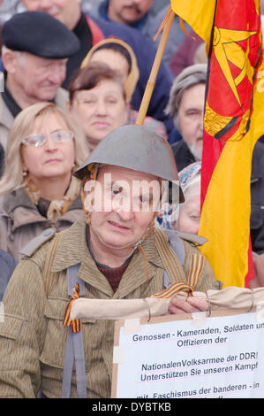 Odessa, Ucraina. Aprile 13, 2014. L'Assemblea popolare Antimaidan - 'campo di Kulikovo'. Questa dimostrazione nel campo di Kulikovo, Odessa, Ucraina (l'Ucraina del sud), per un referendum sul federalization dell'Ucraina. Contro il nuovo governo di Kiev. Contro il fascismo nazionale. Credito: Andrey Nekrasov/Alamy Live News Foto Stock