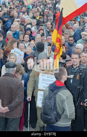 Odessa, Ucraina. Aprile 13, 2014. L'Assemblea popolare Antimaidan - 'campo di Kulikovo'. Questa dimostrazione nel campo di Kulikovo, Odessa, Ucraina (l'Ucraina del sud), per un referendum sul federalization dell'Ucraina. Contro il nuovo governo di Kiev. Contro il fascismo nazionale. Credito: Andrey Nekrasov/Alamy Live News Foto Stock