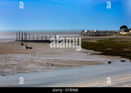 Tide fuori rivelando il letto del mare e devastata pier Foto Stock