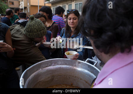 Roma, Italia, 13 apr, 2014. La zuppa di internazionale festival è un piccolo evento in Italia, Danimarca, Germania e Paesi Bassi. È basato sul valore dei terreni dalla uman essendo il punto di vista e il motto è "cibo non è una merce". Si svolgerà nei sobborghi con la partecipazione di molte piccole organizzazioni locali. La zuppa contest è il picco del giorno di credito: Francesco Gustincich/Alamy Live News Foto Stock