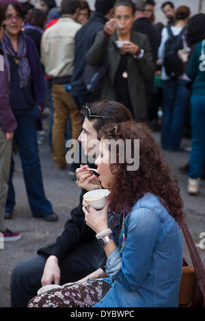 Roma, Italia, 13 apr, 2014. La zuppa di internazionale festival è un piccolo evento in Italia, Danimarca, Germania e Paesi Bassi. È basato sul valore dei terreni dalla uman essendo il punto di vista e il motto è "cibo non è una merce". Si svolgerà nei sobborghi con la partecipazione di molte piccole organizzazioni locali. La zuppa contest è il picco del giorno di credito: Francesco Gustincich/Alamy Live News Foto Stock