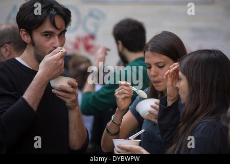 Roma, Italia, 13 apr, 2014. La zuppa di internazionale festival è un piccolo evento in Italia, Danimarca, Germania e Paesi Bassi. È basato sul valore dei terreni dalla uman essendo il punto di vista e il motto è "cibo non è una merce". Si svolgerà nei sobborghi con la partecipazione di molte piccole organizzazioni locali. La zuppa contest è il picco del giorno di credito: Francesco Gustincich/Alamy Live News Foto Stock