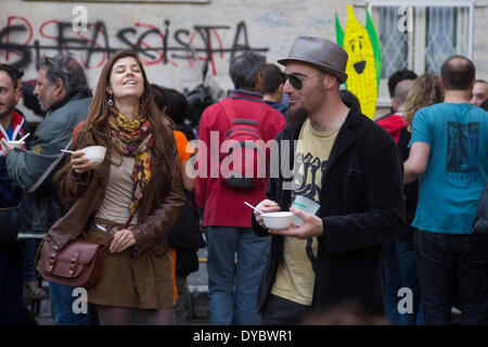 Roma, Italia, 13 apr, 2014. La zuppa di internazionale festival è un piccolo evento in Italia, Danimarca, Germania e Paesi Bassi. È basato sul valore dei terreni dalla uman essendo il punto di vista e il motto è "cibo non è una merce". Si svolgerà nei sobborghi con la partecipazione di molte piccole organizzazioni locali. La zuppa contest è il picco del giorno di credito: Francesco Gustincich/Alamy Live News Foto Stock