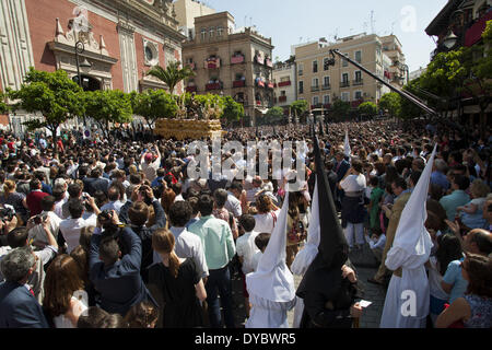 Siviglia, Spagna. Xiii Apr, 2014. ''Paso'' della Fratellanza chiamato ''La Borriquita'' inizia la sua sfilata alla Cattedrale domenica delle Palme, giorno chiamato Domingo de Ramos in spagnolo. Siviglia, Spagna, 13 aprile, 2014.Foto: Daniel Gonzalez Acuna/NurPhoto Credito: Daniel Gonzalez Acuna/NurPhoto/ZUMAPRESS.com/Alamy Live News Foto Stock