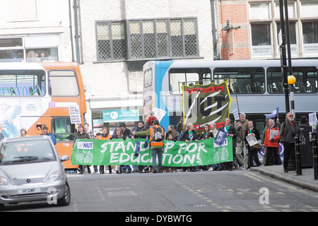 Il marzo raggiunge la sommità del Kings Street Nottingham Unione nazionale degli insegnanti marzo a Nottingham il giorno del dado insegnanti sciopero sciopero e Rally 26 marzo assemblare 10am Foresta Terreno di ricreazione Marzo a Piazza del Mercato Rally 11am Foto Stock