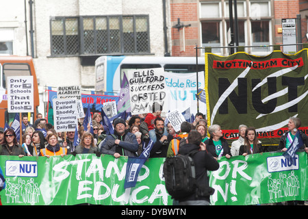 Il marzo raggiunge la sommità del Kings Street Nottingham Unione nazionale degli insegnanti marzo a Nottingham il giorno del dado insegnanti sciopero sciopero e Rally 26 marzo assemblare 10am Foresta Terreno di ricreazione Marzo a Piazza del Mercato Rally 11am Foto Stock