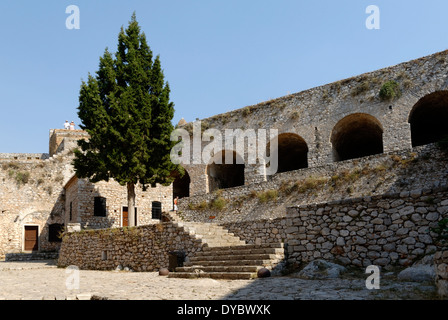 Vista cortile Saint Andrews Bastion alla imponente fortezza Palamidi Nafplio Peloponneso Grecia fortezza Foto Stock