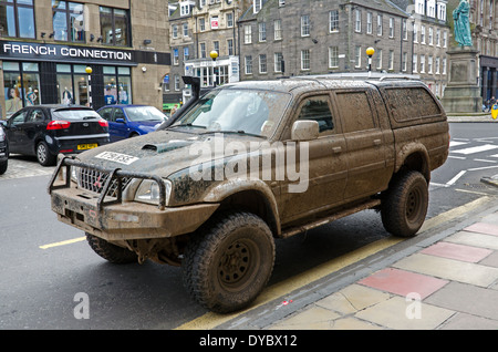 Un molto fangoso Mitsubishi Shogun parcheggiato in George Street nel centro di Edimburgo, in Scozia. Foto Stock