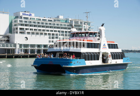 Il traghetto Inter Island Kea avvicinando Queens Wharf sul porto di Auckland Isola del nord della Nuova Zelanda Foto Stock