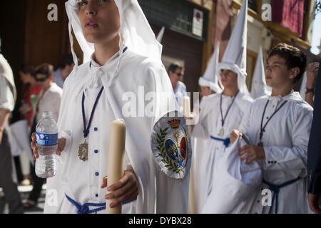 Siviglia, Spagna. Xiii Apr, 2014. ''Nazarenos'' della Fratellanza chiamato ''La Paz'' durante la sua sfilata alla Cattedrale domenica delle Palme, giorno chiamato Domingo de Ramos in spagnolo. Siviglia, Spagna, 13 aprile, 2014.Foto: Daniel Gonzalez Acuna/NurPhoto Credito: Daniel Gonzalez Acuna/NurPhoto/ZUMAPRESS.com/Alamy Live News Foto Stock