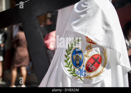 Siviglia, Spagna. Xiii Apr, 2014. Un ''nazareno" della Fratellanza chiamato ''La Paz'' durante la sua sfilata alla Cattedrale domenica delle Palme, giorno chiamato Domingo de Ramos in spagnolo. Siviglia, Spagna, 13 aprile, 2014.Foto: Daniel Gonzalez Acuna/NurPhoto Credito: Daniel Gonzalez Acuna/NurPhoto/ZUMAPRESS.com/Alamy Live News Foto Stock