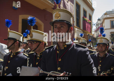 Siviglia, Spagna. Xiii Apr, 2014. Musicista della Fratellanza chiamato ''La Paz'' durante la sua sfilata alla Cattedrale domenica delle Palme, giorno chiamato Domingo de Ramos in spagnolo. Siviglia, Spagna, 13 aprile, 2014.Foto: Daniel Gonzalez Acuna/NurPhoto Credito: Daniel Gonzalez Acuna/NurPhoto/ZUMAPRESS.com/Alamy Live News Foto Stock