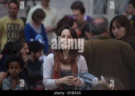 Roma, Italia, 13 apr, 2014. La zuppa di internazionale festival è un piccolo evento in Italia, Danimarca, Germania e Paesi Bassi. È basato sul valore dei terreni dalla uman essendo il punto di vista e il motto è "cibo non è una merce". Si svolgerà nei sobborghi con la partecipazione di molte piccole organizzazioni locali. La zuppa contest è il picco del giorno di credito: Francesco Gustincich/Alamy Live News Foto Stock