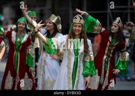 New York New York City, Stati Uniti d'America. Xiii Apr, 2014. Paraders marzo lungo la Madison Avenue durante il persiano parata del giorno a Manhattan, la città di New York, 13 aprile 2014. © Wang Lei/Xinhua/Alamy Live News Foto Stock