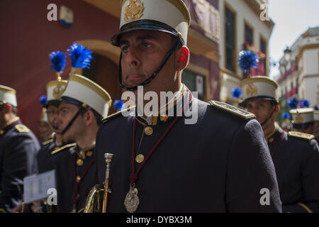 Siviglia, Spagna. Xiii Apr, 2014. Musicista della Fratellanza chiamato ''La Paz'' durante la sua sfilata alla Cattedrale domenica delle Palme, giorno chiamato Domingo de Ramos in spagnolo. Siviglia, Spagna, 13 aprile, 2014.Foto: Daniel Gonzalez Acuna/NurPhoto Credito: Daniel Gonzalez Acuna/NurPhoto/ZUMAPRESS.com/Alamy Live News Foto Stock
