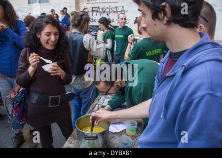 Roma, Italia, 13 apr, 2014. La zuppa di internazionale festival è un piccolo evento in Italia, Danimarca, Germania e Paesi Bassi. È basato sul valore dei terreni dalla uman essendo il punto di vista e il motto è "cibo non è una merce". Si svolgerà nei sobborghi con la partecipazione di molte piccole organizzazioni locali. La zuppa contest è il picco del giorno di credito: Francesco Gustincich/Alamy Live News Foto Stock