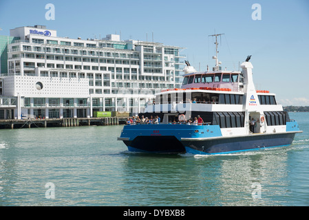 Il traghetto Inter Island Kea avvicinando Queens Wharf sul porto di Auckland Isola del nord della Nuova Zelanda Foto Stock