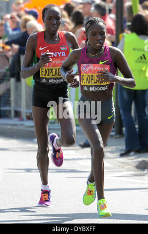 Edna Kiplagat e Florence Kiplagat corrono nella Maratona di Londra, Londra, Regno Unito - 13 aprile 2014. Foto Stock