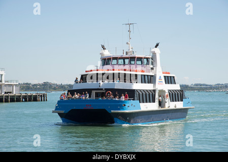 Il traghetto Inter Island Kea avvicinando Queens Wharf sul porto di Auckland Isola del nord della Nuova Zelanda Foto Stock