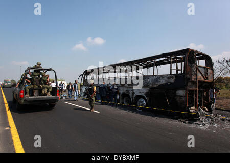 Veracruz, Messico. Xiii Apr, 2014. Mexican soldati arriva in corrispondenza di una zona di una collisione tra un autobus passeggeri e un rimorchio a Veracruz, Messico, il 13 aprile 2014. Il numero di morti per domenica è incidente stradale in Messico è stato orientale di Veracruz è salito a 36, locale Autorità di protezione civile detto. L'incidente si è verificato domenica mattina presto quando un autobus passeggeri si è schiantato contro un rimorchio in una sezione della strada tra Isla e Cosoleacaque, in stato di Veracruz. © Str/Xinhua/Alamy Live News Foto Stock