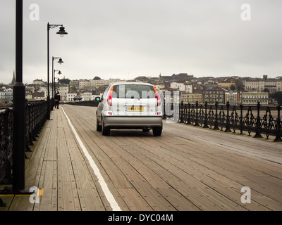 Ryde pier, Ryde, Isola di Wight. Le auto possono viaggiare lungo il molo per un pedaggio per raggiungere il terminal del traghetto al molo di testa. Foto Stock