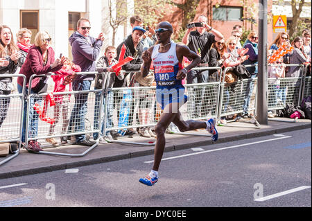 Lower Thames Street, Londra, UK, 13 aprile 2014, nei pressi di miglio 23, Vergine denaro maratona di Londra 2014. Mo Farah, in concorrenza nella sua prima maratona, sarebbe andare su ottavo al traguardo in un tempo di 2:08:21. Credito: Stephen Chung/Alamy Live News Foto Stock