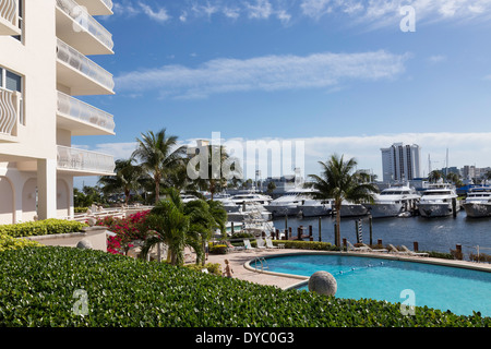 Fioritura, paesaggistici giardini, la piscina e la marina lungo il canale navigabile intracostiero 'ICW', FT. Lauderdale, FL, Stati Uniti d'America Foto Stock