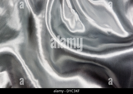 Vista dettagliata del drappo argentato morbido tessuto satinato Foto Stock