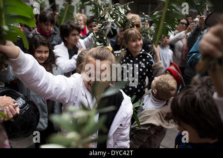 Buenos Aires, Argentina. Xiii Apr, 2014. Residenti prendere parte in una processione durante la celebrazione della Domenica delle Palme a Buenos Aires, capitale dell'Argentina, il 13 aprile 2014. La Domenica delle Palme segna l inizio della Settimana Santa la Chiesa Cattolica Romana calendario. Credito: Martin Zabala/Xinhua/Alamy Live News Foto Stock