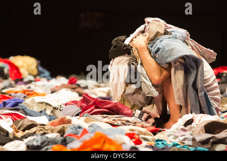 UK premiere di Alain Platel 'tauberbach' eseguita da les ballet C de la B a Sadler's Wells, Londra. Foto Stock