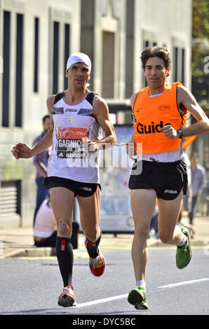 Londra, UK . Xiii Apr, 2014. Virgin London Marathon 2014 - Elite corridori Credito: Marcin Libera/Alamy Live News Foto Stock