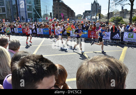 Londra, UK . Xiii Apr, 2014. Virgin London Marathon 2014 - Elite corridori Credito: Marcin Libera/Alamy Live News Foto Stock