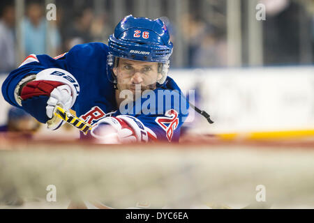 Manhattan, New York, Stati Uniti d'America. Xiii Apr, 2014. Aprile 10, 2014 - Manhattan, New York, Stati Uniti - 10 Aprile 2014: New York Rangers ala destra Martin St Louis (26) prende un colpo sul traguardo prima di una partita tra i New York Rangers e il Buffalo Sabres al Madison Square Garden di Manhattan, New York . Il New York Rangers sconfiggere la Buffalo Sabres 2-1. © csm/Alamy Live News Foto Stock