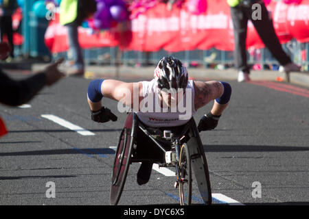 Londra REGNO UNITO. Il 13 aprile 2014. La sedia a rotelle atleti competere durante la Vergine denaro 2014 London Marathon Credito: amer ghazzal/Alamy Live News Foto Stock