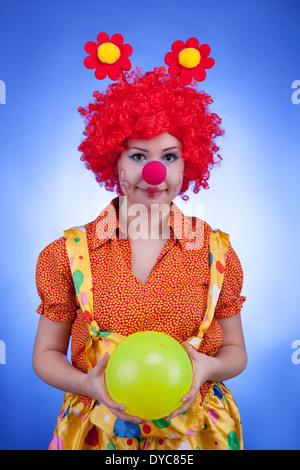 Clown carattere donna su sfondo blu. Riprese in studio Foto Stock