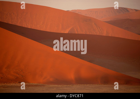 Sunrise al Sossusvlei dune, Namib Naukluft Park, Namibia, Africa Foto Stock