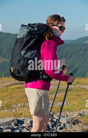 Una donna zaini con un sei Luna zaino Design sulla Pacific Crest Trail in Oregon estate USA Cory Lahr è il modello di modello Foto Stock