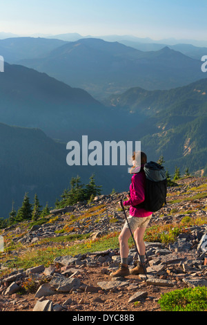 Una donna zaini con un sei Luna zaino Design sulla Pacific Crest Trail in Oregon estate USA Cory Lahr è il modello di modello Foto Stock