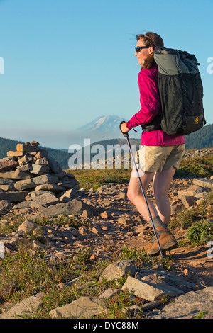 Una donna zaini con un sei Luna zaino Design sulla Pacific Crest Trail in Oregon estate USA Cory Lahr è il modello di modello Foto Stock