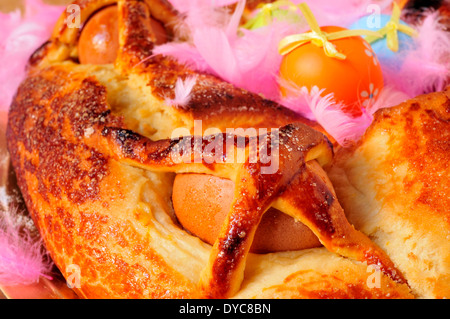 Primo piano di un tradizionale mona de Pascua tipico in Spagna, una torta con uova sode mangiato il lunedì di Pasqua, con alcune decorate eg Foto Stock