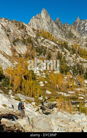 Un backpacker sotto Prusik picco nella sezione incantesimi del Alpine Lakes Wilderness caduta Washington USA modello rilasciato Foto Stock