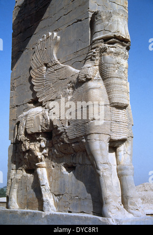 L'Iran. Persepolis. La porta di tutte le nazioni o Xerxus Gateway. Lamassu. Protezione assira divinità. Bull del corpo umano e la testa. Foto Stock