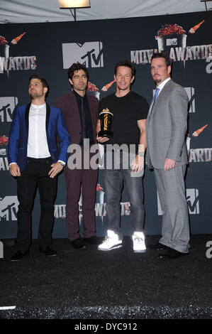 Los Angeles, California, USA. Xiii Apr, 2014. (L-R) noi attori e Entourage membri del cast Jerry Ferrara, Adrian Grenier, Mark Wahlberg e Kevin Dillon pongono al 2014 MTV Movie Awards dopo Mark Wahlberg ha vinto la generazione di MTV Award presso il Nokia Theatre di Los Angeles, California, Stati Uniti d'America, 13 aprile 2014. Foto: Hubert Boesl/dpa - nessun filo servizio/dpa/Alamy Live News Foto Stock