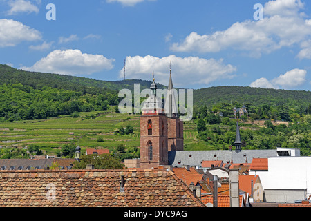 Europa Germania Renania Palatinato di Neustadt an der Weinstrasse strada del vino Neustadt Schütt chiesa vigneti Haardt castello castello Foto Stock