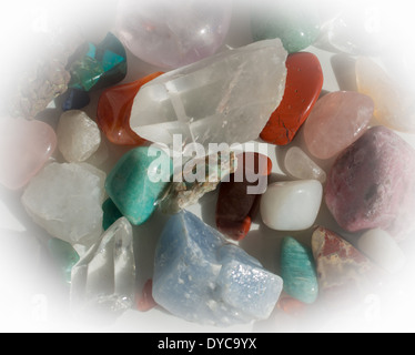 Mucchio di pietre semi-preziose - aventurine, quarzo, calcite, turchese, rhodochrosite, quarzo rosa e più. Foto Stock