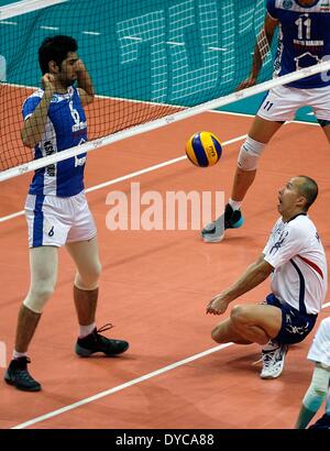 Pasay City, Filippine. Xiv Apr, 2014. Huang Pei-Hung (R) di Taipei cinese cerca di salvare la palla durante il quarterfinal round del 2014 uomini asiatici's Club campionato volley contro l'Iran in Pasay City, Filippine, 14 aprile 2014. L'Iran ha vinto 3-1. © Rouelle Umali/Xinhua/Alamy Live News Foto Stock