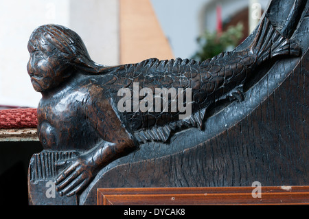 Banco di Mermaid fine carving nella chiesa di Tutti i Santi, Superiore Sheringham, Norfolk. I dettagli nella descrizione. Foto Stock