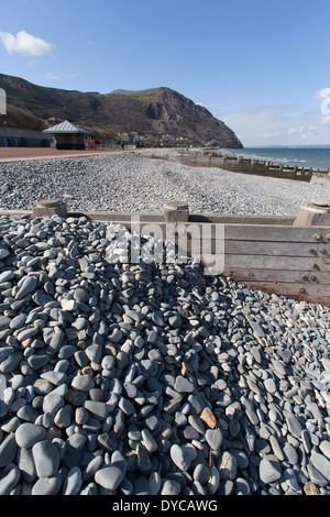 Il Galles sentiero costiero nel Galles del Nord. Vista pittoresca del Wales coast Path a Penmaenmawr esplanade. Foto Stock